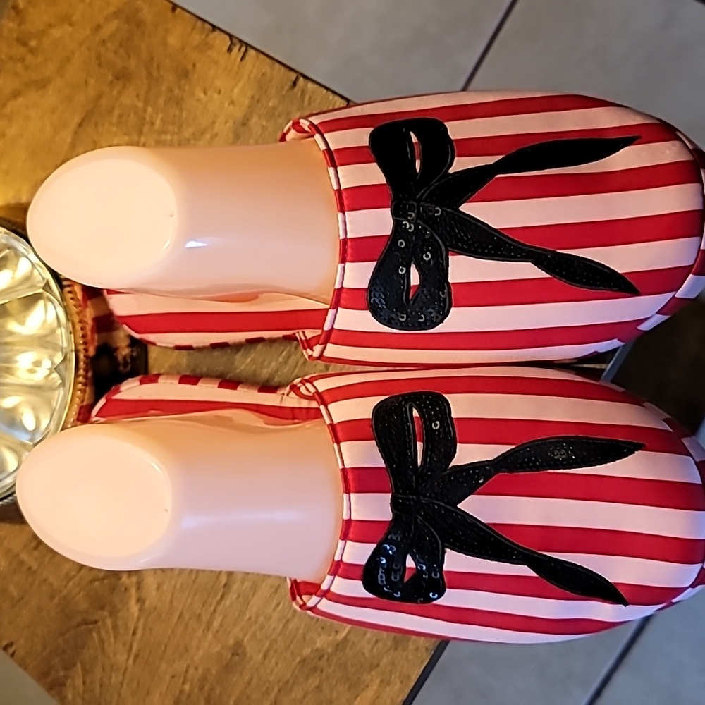 Victoria Secret sz M Satin Slippers
